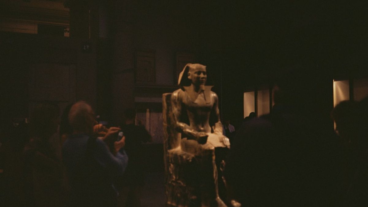Grand Egyptian Museum interior, ancient artifacts, Pharaoh treasures – luxus-archäologie reisen
