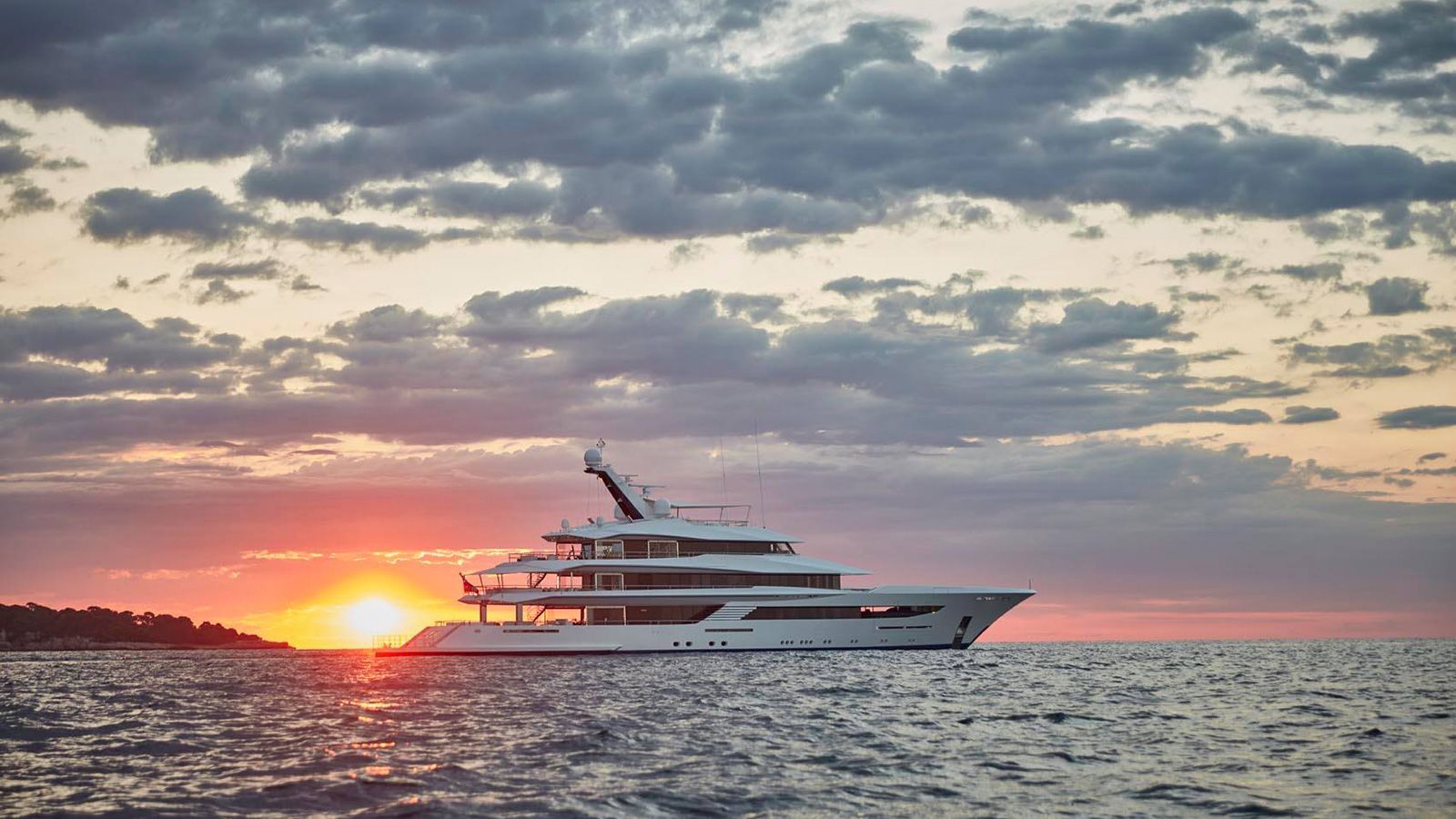 Luxus Yachtcharter im Mittelmeer bei Sonnenuntergang